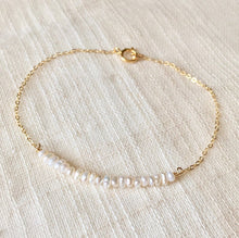 Load image into Gallery viewer, Freshwater pearl dainty chain bracelet