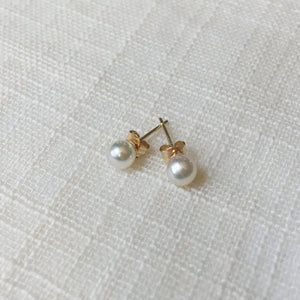 simple timeless pearl earrings